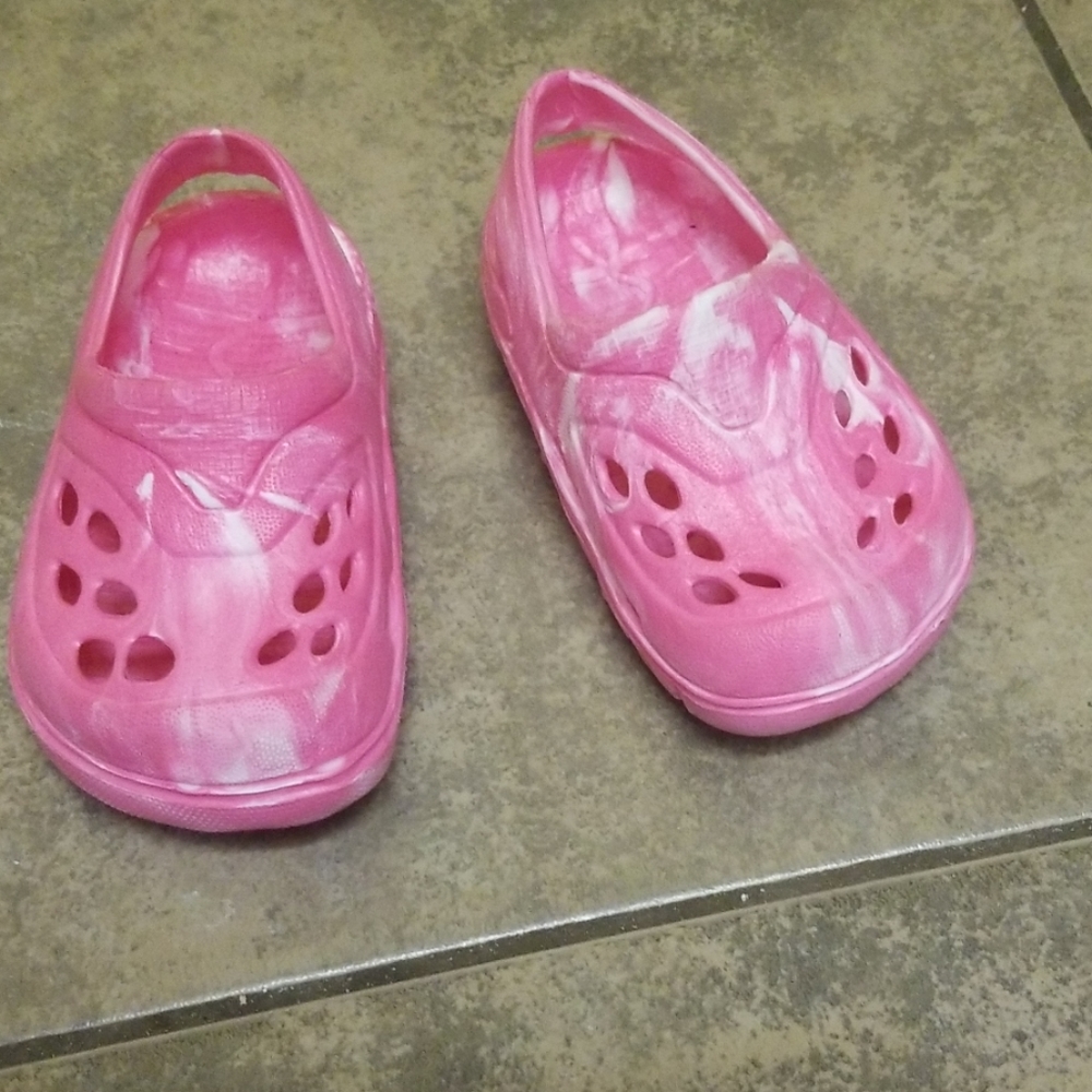 Girls Pink sandal w/a little white